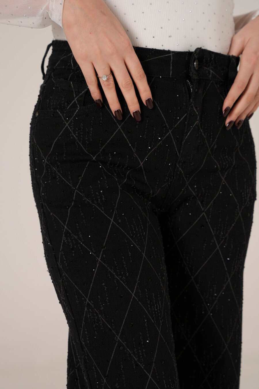Jeans Neri con Dettagli Brillanti - immagine 4
